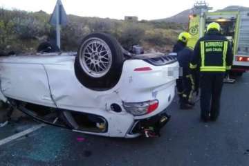  Un turismo vuelca en la carretera de Cuatro Puertas y origina un pequeño conato de incendio (Foto TA)